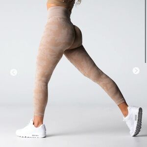 BEIGE CAMO NVGTN LEGGINGS